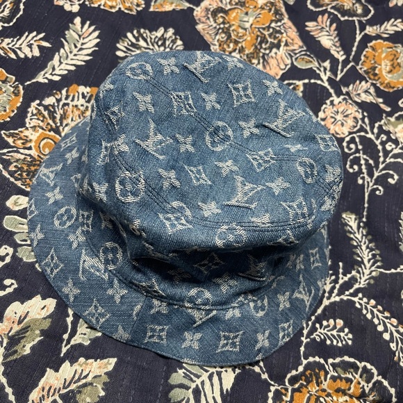 Louis Vuitton Bucket hat - Picture 1 of 3